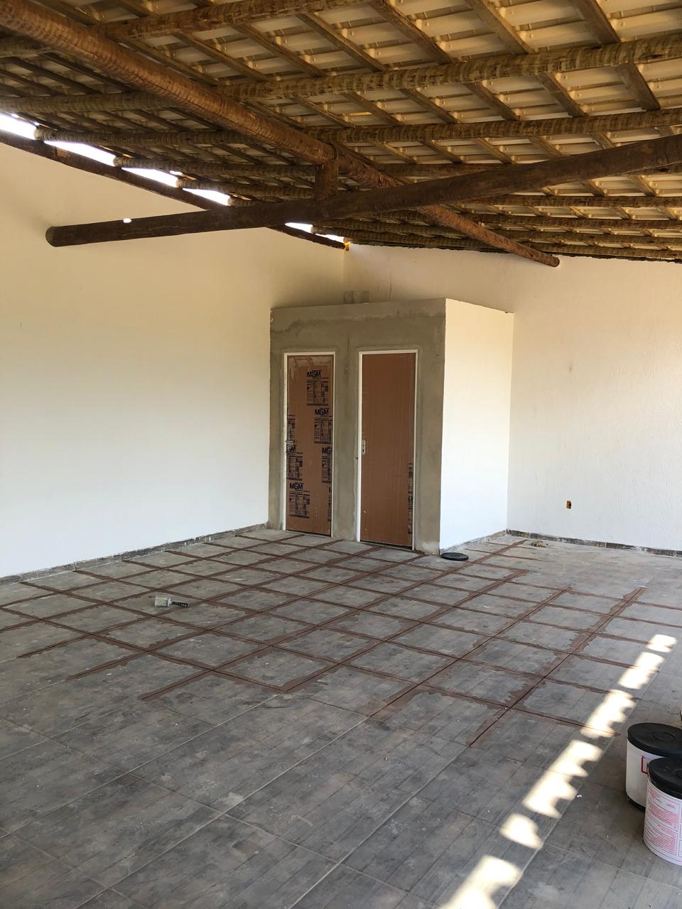 Estrutura de cobertura em madeira antes do acabamento do telhado
