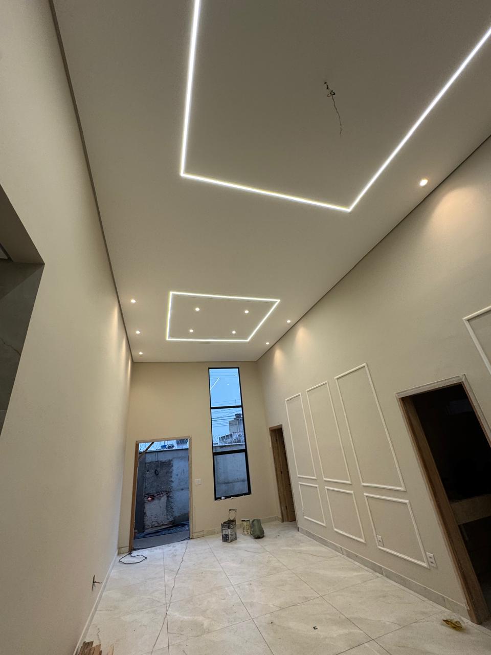 Forro de gesso com moldura de LED e boiserie na parede