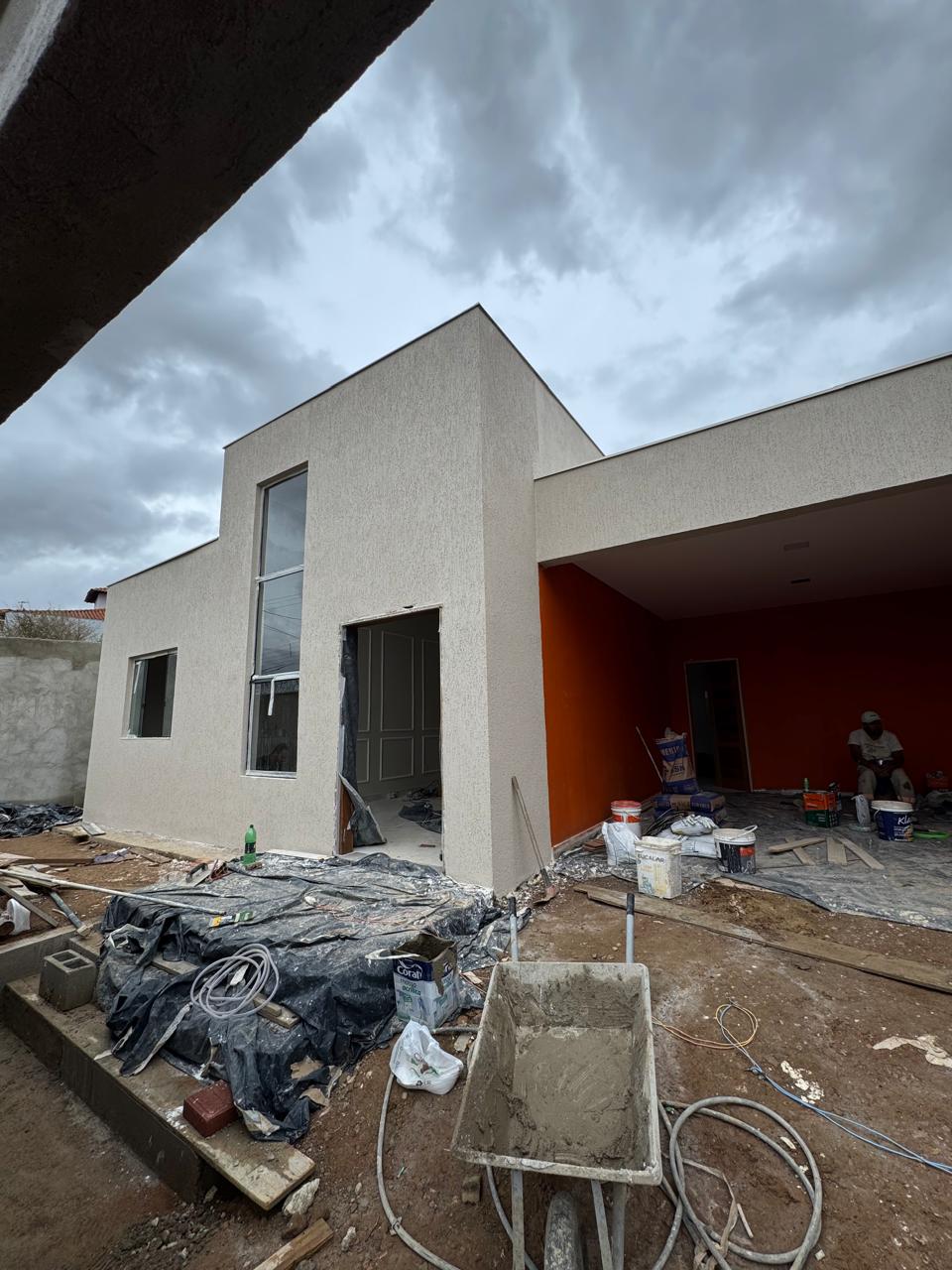 Execução da fachada, reboco e pintura em andamento