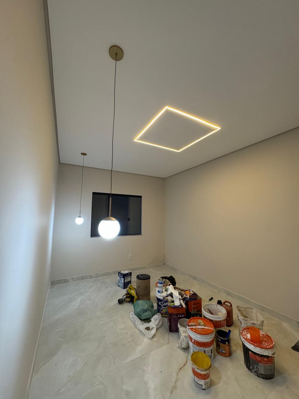 Ambiente com pendentes e recorte de LED no gesso