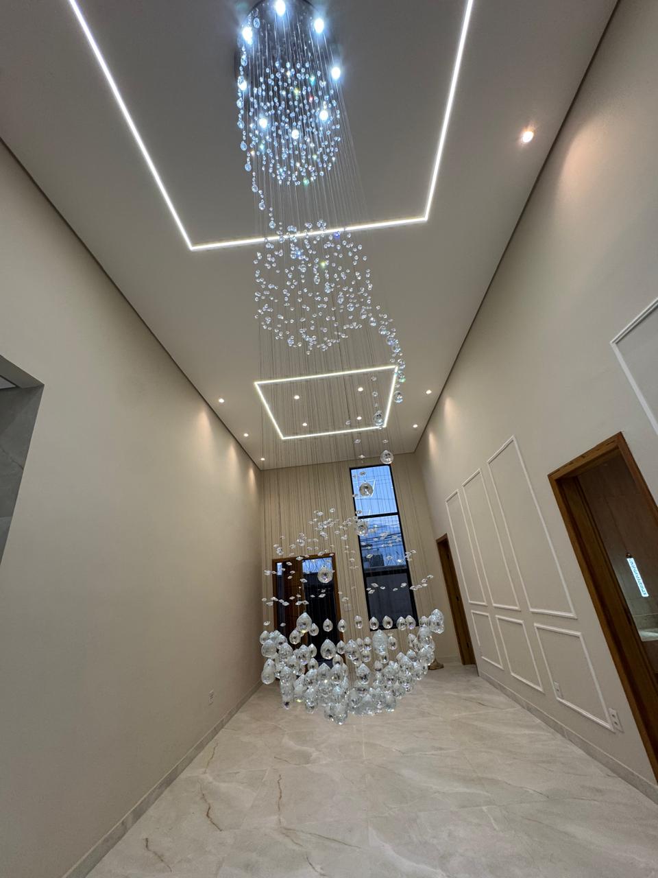 Lustre de cristal sob pé-direito duplo