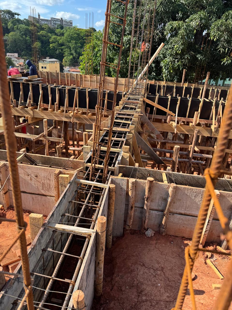Estrutura de vigas e pilares em concreto armado, obra em execução