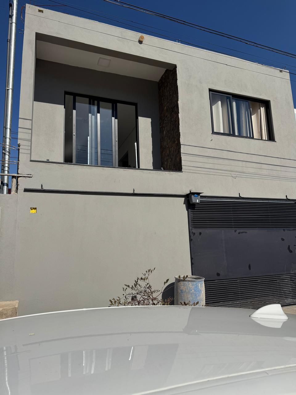 Fachada residencial finalizada, dois pavimentos, executada pela Aurella Construções